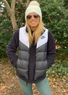 How to Style a Puffer Vest - 5 Ways to Wear - Stylish Life for Moms Puffer Vests, Puffy Vest, Vest Fashion, Create Outfits, Puffer Vest, Clothes Style, Cute Casual Outfits, Everyday Style