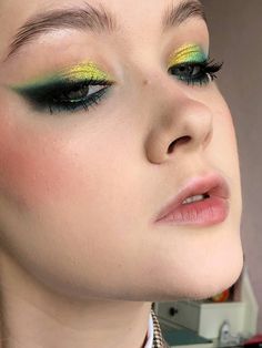 Green Yellow Makeup, Green And Blue Makeup, Concert Makeup, Yellow Makeup, Retro Makeup, Work Makeup, Graphic Eyeliner, Face Makeup Tutorial, Ethereal Makeup