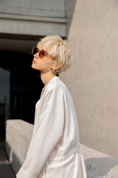 Cute Blonde Pixie Haircut, White Hair Short, Hair Face Framing, Bangs Wavy Hair, Short Hair Cuts For Round Faces, Face Framing Curtain Bangs, Blonde Pixie Haircut, Shot Hair Styles, 짧은 머리