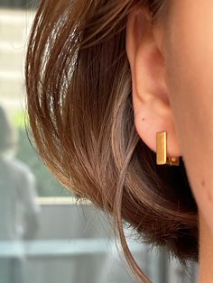 Showcase your unique style with these minimalist and delicate rectangular hoop earrings, meticulously crafted from top-quality brass. Coated with genuine 18-karat gold plating, they radiate a rich and luxurious shimmer. Their distinct geometric design gives them a modern edge, making them suitable for both daily wear and special occasions. Not only are these earrings stunning, but they are also hypoallergenic, free from cadmium, nickel, and lead, ensuring comfort and safety for sensitive skin. D Gold Square Minimalist Huggie Earrings, Modern Rectangular Huggie Earrings, Modern Rectangular Tarnish Resistant Huggie Earrings, Classic Square Everyday Earrings, Modern Tarnish-resistant Rectangular Huggie Earrings, Elegant Square Huggie Earrings, Modern Rectangular Huggie Earrings As Gift, Minimalist Square Huggie Earrings For Everyday, Yellow Gold Square Hoop Earrings For Everyday