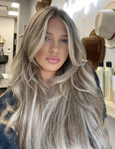 Hair Colours Blonde And Brown, Blonde Hair Ash Brown Lowlights, Babylights Blonde Shadow Root, Blonde Hair Brown Low Lights, Ash Blonde Balayage 2023, Blond With Ash Lowlights, Platnium Blonde Hair With Lowlights And Highlights Ash Brown, Shadow Root And Lowlights On Blonde, Blond With Brown Lowlights