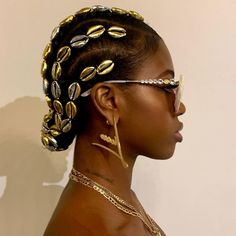 Afro Jewelry Hair, Cornrow Accessories, Braids With Gold Accessories, Locs With Accessories, Ashanti Braids, Afropunk Hairstyles, African Hair Jewelry, Hair Expo, Bracelet Craft