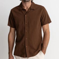 A year round staple spun from a breathable linen cotton blend fabrication, the Classic Linen Short Sleeve Shirt is a soft-touch standard fit featuring a straight hem and a slightly wider fit, making it great for wearing open or buttoned down. This style is a wardrobe staple, made for laid back days. Beach Cruiser Accessories, Linen Short Sleeve Shirt, Wetsuit Men, Beach Cruiser Bikes, Linen Short Sleeve, Twin Tips, Beach Bike, Womens Wetsuit, Back Day