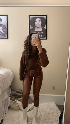 Cowboy Girl Outfits, Leather Pants Outfit Winter, Brown Leather Pants Outfit, Cowgirl Boots Outfit, Brown Leather Pants, Winter Boots Outfits, Leather Pants Outfit, Cowboy Girl, City Outfits