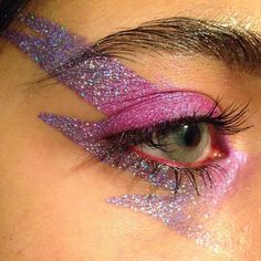 Maquiagem com glitter para o carnaval veja muitas inspirações de make com glitter, aprenda como colocar o glitter no rosto Glitter No Rosto, Editorial Make-up, Look Disco, Fantasy Make-up, Sweet Makeup, 80s Makeup, Dance Makeup