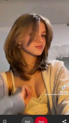 Mid Length Hair With Wispy Curtain Bangs, Short Hair Curtain Bangs Balayage, Short Preppy Hair, 2000s Layered Hair Short, Cute Haircuts For Shoulder Length Hair, Choppy Layers For Medium Hair Straight, Cute Short Haircuts With Layers, Medium Hair No Layers, 90s Layered Bob Shoulder Length