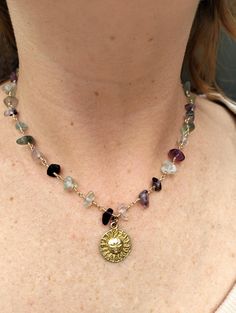 Necklace made of stones in the form of a chaff with a gold-plated silver pendant. Necklace length: approx. 41 cm + 5 cm extension Raw materials: citrine/fluorite, gold-plated silver, copper wire