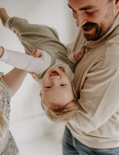 Indoor Family Of 3 Photoshoot Ideas, Studio Photoshoot Ideas Family Of 3, Life Style Family Photography, Family Lifestyle Photos, Family Shoot Studio, Family Photography Home, Neutral Family Picture Outfits Indoor, Family Of Three Studio Photography, Studio Family Photography