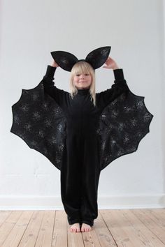 Kids Bat Costume, Diy Bat Costume, Popcorn Costume, Bat Halloween Costume, Fruit Costumes, Halloween Mode, Bat Costume, Queen Costume, People With Disabilities