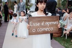 O post de hoje é enorme e MUITO lindo! A Cristiane e o Alexandre são fofos demais e capricharam tanto no pré-casamento quanto no casamento. Que alegria dividir com vocês! Eles se chamam carinhosamente de “Amor e Amora”. Amora, na verdade, é o feminino de amor e marcou a história do casal. A história de ... Pre Wedding, Rustic Wedding, Place Card Holders, Table Decorations