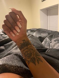 Dainty Finger Tattoo Simple, Tattoo Ideas Female Small Black Women, Side Of Waist Tattoo, Rist Tattoo, Back Of Wrist Tattoo, Hidden Tattoos For Women, Shoulder Tattoos For Women Meaningful, Cute Meaningful Tattoos For Women, Small Tattoos Female