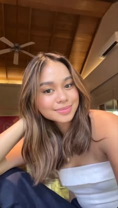 Dyed Hair For Tanned Skin, Morena Hair Color Highlights, Dark Brown Asian Hair With Highlights, Hair Color For Morena Skin Highlights, Hair Color For Morena Skin Short Hair, Asian Hair Color Short, Blonde For Morena, Balayage For Neutral Skin Tone, Best Hair Colors For Tan Skin