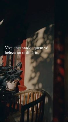 a table and chairs in front of a wall with the words vive encanto, quem ve beleza no ordinario