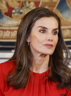 Como cualquier familia, la familia real estuvo centrada ayer en la celebración de Nochebuena. Más allá de la emisión del mensaje de Navidad del rey Felipe (56 años), el monarca, la reina Letizia (52 años) y sus hijas la princesa Leonor (19 años) y la infanta Sofía (17 años) tenían las miradas puestas en la cena de hoy. Después de meses separados puesto que la heredera está en Galicia debido a su formación militar y la benjamina vive en Gales para cursar sus estudios de Bachillerato, llevan un...