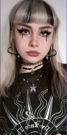 Alt Punk Aesthetic, Glitter Emo Makeup, Alternative Festival Makeup, Alt Clubbing Makeup, Motley Crue Makeup Ideas, Festival Alt Makeup, Halloween Makeup Grunge, Metal Concert Makeup Ideas, Punk Makeup Looks Eyes