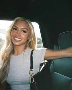 Ig: tinarawestbrook Tinara Westbrook, Makeup For Blondes, Colored Curly Hair, Honey Blonde Hair, Face Card, Baddie Hairstyles, Hair Inspo Color, Car Lover, Aesthetic Hair