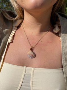 Seashell Necklace Aesthetic, Classy Accessories, Jewelry 2024, Spiritual Things, Fotos Aesthetic, Mermaid Aesthetic, Stay Golden, Golden Necklace, Seashell Necklace