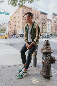 30 Green Shoes Outfits for Men-What to Wear with Green Shoes Vans Verdes, Outfits Con Vans, Justin Livingston, Floral Shirt Outfit, Green Nike Shoes, Olive Green Sneakers, Lime Green Shoes, Suede Jacket Outfit