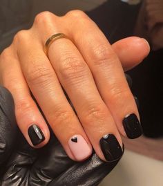 Mail Designs For Small Nails, Pretty Black Nail Designs Short, Simple Nail Art 2023, Easy Nail Flowers, Short Work Nail Designs, Easy Nail Art Black, Simple Nail Art Black, Nail Art Minimalist Simple, Easy Nail Designs For Short Nails