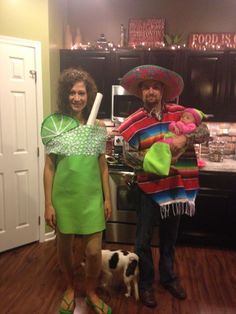 Homemade Family Halloween costume. Halloween Costume Homemade, College Couple, Costume Homemade, Halloween Costumes Women Creative, Easy Couples Costumes, Easy College Halloween Costumes, Easy Halloween Costumes For Women, Unique Couple Halloween Costumes