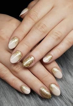 Neutral With Gold Nails, Shades Of Gold Nails, Award Ceremony Nails, Nail Art Design For Engagement, Bridal Gel Nails Wedding Brides, Gold Short Nail Designs, New Year’s Eve Nails 2022, Gold Nails For Wedding, Golden Nails Designs Classy