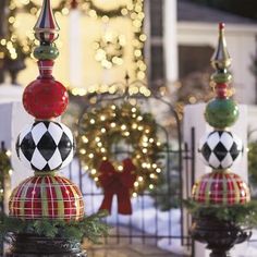 christmas decorations are on display in front of a house