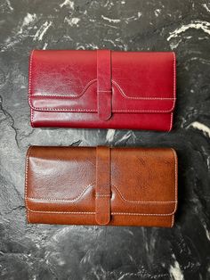 Introducing our exquisite  Women's Cowhide Leather Trifold Wallet - a perfect blend of style, functionality, and craftsmanship. This compact wallet is designed to meet the needs of the modern woman on the go. **Dimensions 19 x 10 x 3 cm (LxHxW) Available in four rich and versatile colors: - Classic Black - Timeless Brown - Bold Red - Elegant Teal Crafted from high-quality cowhide leather, this wallet exudes luxury and durability. The push-button lock ensures your essentials stay secure, while th Wallet With Coin Pocket, Minimalist Leather Wallet, Ladies Wallet, Wallet Minimalist, Leather Trifold Wallet, Bv Bag, Compact Wallet, Wallets For Women Leather, Wallet Gifts