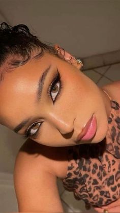 Cat Eye Smokey Makeup, Cat Eye Pink Makeup, Makeup For Leopard Outfit, Cat Like Makeup, Lepord Halloween Outfit, Vegas Makeup Ideas, Soft Cat Eye Makeup, Leopard Print Aesthetic, Leopard Print Makeup