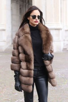 Discover the details that make the difference of the best #streetstyle, unique people with a lot of #style #fur #furcoat #furtime Fur Coat Outfit, Mode Boho, Black Leather Pants, Fur Coats Women, Coat Outfits, Looks Chic, Fur Fashion