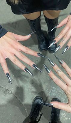 Black Nail Designs Stiletto, Punk Nail Designs, Dagger Nails, Goth Nails Grunge, Asterin Blackbeak, Stiletto Nails Black, Winter Nail Art Designs, Black Stiletto Nails, Nail Types