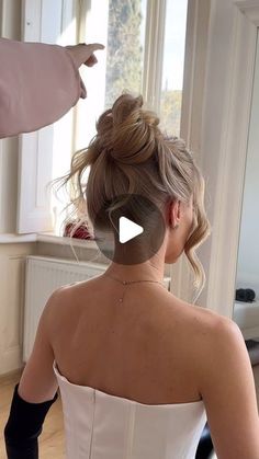 MAKE UP & HAIR / ITALY MILAN COMO TUSCANY CANNES on Instagram: "30 seconds MESSY BUN  tutorial  Hope you like it 💞  Waiting for your feedback, 💯 have to try !  ________ Готовлюсь к нашему новому онлайн wedding интенсиву !  Высокая форма , которую вы полюбите ) Вариант для длинных волос - завернуть + зажать и дальше строить форму из 2х прядей ✅  Чем больше воздуха и легкого хаоса , тем лучше ! Как вам ? Обязательно попробуйте отработать 👌🏻" Easy Voluminous Updo, Casual Wedding Updo, Up Do Tutorial Medium Hair, Messy High Bun Tutorial, Messy Bun For Wedding, High Messy Bun Wedding Hair, Wedding Bun Tutorial, Sleek Messy Bun, Messy Bun Hairstyles For Wedding