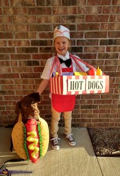 Hot Dog Costume, Diy Group Halloween Costumes, Punny Halloween Costumes, Halloween Costume Puns, Hotdog Costume, Baby Kostüm, Halloween Costume Contest, Dog Halloween Costumes, Group Halloween Costumes