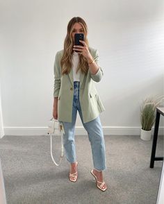 Outfits Con Blazers, Blazer Outfits For Women Casual, Long Blazer Outfit, Cream Blazer Outfit, Beige Blazer Outfit, Black Chunky Sandals, Jeans Blazer Outfit, Blazer Outfits Casual