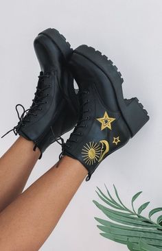 Hype Shoes, Girly Shoes, Aesthetic Shoes, Swag Shoes, Chunky Boots, Pretty Shoes, Trendy Shoes, Mode Inspiration, Lany