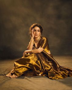 Stylish Looks We Want To Steal From Sanya Malhotra’s Wardrobe! Saree Photoshoot Ideas Creative, Indian Bride Poses, Bridal Sarees South Indian, Sanya Malhotra, Raw Mango, Saree Poses, Draping Fashion, Indian Look