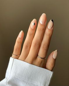 Ying Yang Nails, Yin Yang Nails, Boho Nails, Minimal Nails Art, Confetti Nails, Retro Nails, Nude Nail Designs, Minimal Nails, Simple Nail Art Designs