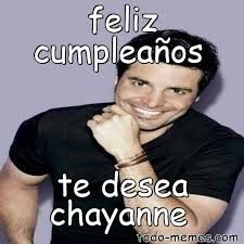 a man smiling with his hand on his chin and the caption reads feliz cumpleanos te desea chayanne