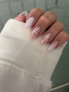 Xmas Minimalist Nails, Nails For Crismas 2024, Nails Xmas 2023, Oval Winter Nails Designs, White Christmas Almond Nails, Milky Winter Nails, Milky Base Nails, Crismas Nails 2023, Simple Christmas Nails White