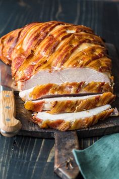 wrapped roast Bacon Wrapped Turkey Breast, Turkey Bacon Recipes, Bacon Wrapped Turkey, Delicious Turkey Recipes, Turkey Bacon Wrap, Deep Fried Turkey, Fresh Turkey, Coctails Recipes, Arabic Tattoo Quotes For Women