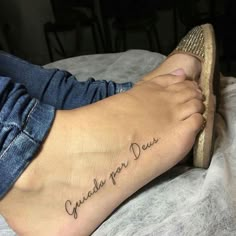 Memorial Tattoo Ideas, Small Neck Tattoos, P Tattoo, Meaningful Tattoo Quotes, Pretty Hand Tattoos, Mommy Tattoos, Small Girl Tattoos, Cute Toe Nails, Dope Tattoos For Women