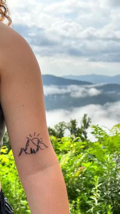 Unique & Cute Travel Tattoo Ideas For Women Tiny Tattoos Outdoors, Northwest Tattoo Ideas, Environmentalist Tattoo Ideas, Tattoos For Adventurous People, Backpacking Tattoos For Women, Nature Related Tattoos, Vermont Inspired Tattoos, Spine Tattoos Mountains, Tattoos About Nature