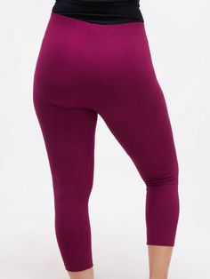 Perfect with flowy tunics and oversize tees, these capri leggings are designed to flatter and support your figure. The soft, supple feel of this fabric turns this everyday basic into a sumptuous treat. SIZE & FIT • Fits true to size, take your normal size.• Cut for a close fit.• Model is 5'8 and is wearing a size Medium. Essence Collection, Flowy Tunic, Vacation Looks, Loose Tops, Capri Leggings, Oversized Tee, Cropped Tank Top, Dress Backs, Resort Wear