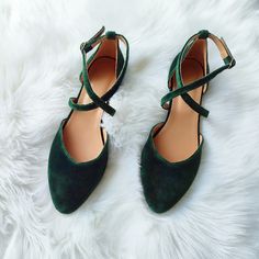 "❣ PRODUCT DESCRIPTION Classic pointed-toe shoes can be dressed up or down, with your elegant dress or jeans. Our green velvet cross front strap closure low heel pumps will have you turnin' heads and stopping traffic all season long! Add a bit of color to ensembles in need of a boost! Also perfect for special occasions and as your wedding shoes! They are handcrafted by premium dark green velvet and leather innersoles, featuring an X- strap, and are finished with chic and comfortable small heels. Green Womens Shoes, Green Closed Toe Flats For Party, Green Ballet Flats With Flat Heel, Emerald Green Shoes, Green Ballet Flats, Dark Green Wedding, Small Heels, Cottagecore Wedding, Wedding Shoes Bride