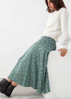 Rock Outfit, Modest Clothing, Printed Maxi Skirts, Floral Midi Skirt, Green Skirt, Fashion Story, Style Chic, Mode Inspiration, Sustainable Clothing