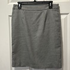 Reiss Women’s Black/White Mini Houndstooth Perla Skirt With Double Vent In The Back, Size 6, Never Worn, No Tags Comes From Clean, Smoke Free And Pet Free Home Houndstooth Skirt For Work, Elegant Houndstooth Skirt For Office, Houndstooth Skirt For Workwear, Houndstooth Pencil Skirt For Work, Houndstooth Workwear Skirt, Houndstooth Mini Skirt, Elegant Black Houndstooth Pattern Skirt, Spring Houndstooth Mini Skirt, Elegant Houndstooth Mini Skirt