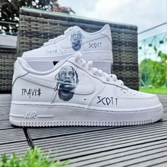 Hol dir jetzt einen handgemachten Custom Air Force 1 / Travis Scott Jedes einzelne Paar wird auf Bestellung gefertigt Air Force 1 im Preis enthalten Design bemalt Endgültiger Verkauf. Keine Erstattung/Umtausch Jedes einzelne Paar wird mit höchster Präzision und Sorgfalt per Hand veredelt, somit sind sie mit keinem anderen Paar identisch und du erhältst dein eigenes Unikat. Dies ist ein Veredelung- bzw. Anpassungsservice. Die Kosten für den Custom Sneaker beinhalten eine Beschaffungsgebühr für da Air Force 1 Travis Scott, Vans Oldschool, Travis Scott Shoes, Custom Sneakers Nike, Cute Shoes For Women, Af1 Custom, Nike Shoes (men), Air Force 1 Custom, Biggie Smalls