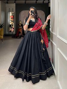 Black Choli Designs For Navratri, Black Chaniya Choli For Navratri, Chaniya Choli Designs Navratri, Black Chaniya Choli, Gamthi Work, Dandiya Dress, Navratri Lehenga, Chaniya Choli Designs, Tassels Designs