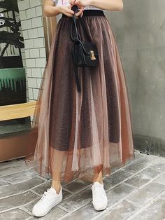 15 Formas de usar faldas de tul que te van a fascinar Mesh Long Skirt Outfit, Rok Tile, Hijab Stile, Womens Long Skirt, Long Skirt Summer, Long Skirt Fashion, Long Skirt Outfits, Maxi Skirt Outfits, Rock Outfit