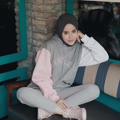 Outfit Jogging Hijab, Hijab Pink, Outfit Jogging, Baby Dress Clothes, Sports Clothes Fashion, Sports Chic Outfit, Outfits Hijab, Sport Chic Style, Sport Clothes