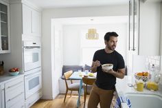 Man eating cereal and looking away in kitchen High Carb Diet, Best Workout Routine, Get Shredded, Muscle Protein, Easy Diets, Meal Delivery Service, Good Foods To Eat, Protein Shake, Morning Workout